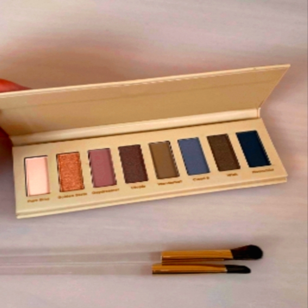 NEW Ulta Beauty Fall 8-Eye Shadow w/ Brushes Set